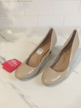 9.5M *New With Flaw* Comfort Plus by Predictions Beige Patent Mid Heel Pumps